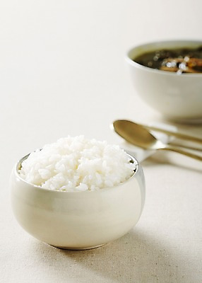 포토 JPG 스튜디오촬영 그릇 식기 한식 음식 젓가락 밥 수저 실내 요리 사람없음 아웃포커스 숟가락 전통음식 국 보양식 밥그릇 쌀밥 미역국 국내포토 전통 촬영기법 내부 몸보신 파일형식