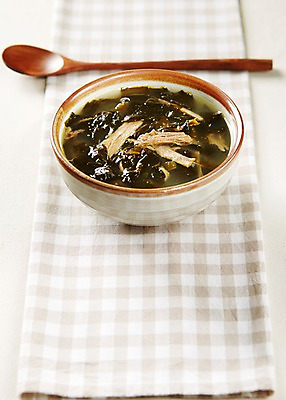 포토 JPG 스튜디오촬영 그릇 식기 한식 음식 실내 요리 사람없음 아웃포커스 숟가락 전통음식 소고기 식탁보 직물 국 보양식 조각보 미역 미역국 국내포토 전통 촬영기법 수저 육류 내부 보자기_천 해조류 몸보신 파일형식