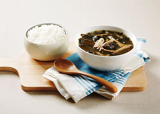 포토 JPG 스튜디오촬영 식기 한식 음식 밥 도마 쟁반 실내 육류 요리 사람없음 아웃포커스 숟가락 전통음식 매트 직물 국 보양식 밥그릇 쌀밥 미역 미역국 국내포토 전통 그릇 식재료 주방용품 촬영기법 수저 내부 해조류 몸보신 파일형식