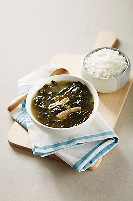 포토 JPG 스튜디오촬영 그릇 식기 한식 음식 밥 도마 쟁반 실내 육류 요리 사람없음 아웃포커스 숟가락 전통음식 매트 직물 받침대 보양식 쌀밥 미역 미역국 국내포토 전통 식재료 주방용품 촬영기법 수저 내부 해조류 국 몸보신 파일형식