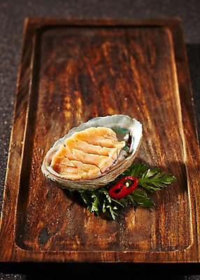 포토 JPG 스튜디오촬영 그릇 식기 음식 채소 고추 쟁반 실내 사람없음 아웃포커스 장식 회 받침대 해산물 보양식 전복 전복회 국내포토 어패류 촬영기법 내부 몸보신 파일형식