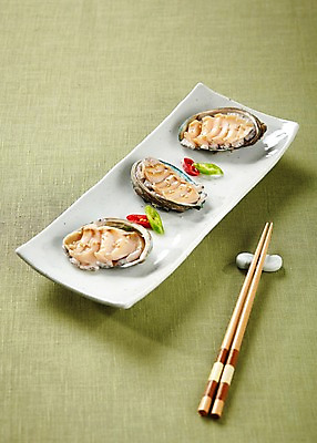 포토 JPG 스튜디오촬영 식기 접시 음식 젓가락 고추 실내 요리 사람없음 장식 회 해산물 보양식 전복 전복회 국내포토 채소 어패류 수저 내부 몸보신 파일형식