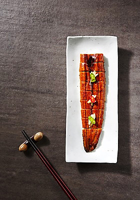 포토 JPG 스튜디오촬영 식기 접시 음식 젓가락 고추 실내 어류 요리 사람없음 장식 하이앵글 전통음식 양념 장어 보양식 생강 장어구이 플랫레이 국내포토 전통 뷰포인트 채소 수저 내부 수중동물 플랫 생선요리 몸보신 파일형식