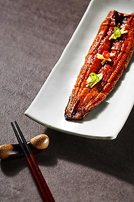 포토 JPG 스튜디오촬영 식기 접시 음식 젓가락 고추 실내 어류 요리 사람없음 아웃포커스 장식 전통음식 장어 보양식 생강 장어구이 국내포토 전통 채소 촬영기법 수저 내부 수중동물 생선요리 몸보신 파일형식