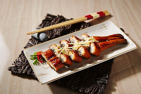 포토 JPG 스튜디오촬영 식기 접시 음식 젓가락 고추 실내 어류 요리 사람없음 아웃포커스 장식 전통음식 매트 양념 장어 받침대 보양식 생강 장어구이 국내포토 전통 채소 촬영기법 수저 내부 수중동물 생선요리 몸보신 파일형식