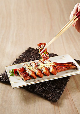 포토 JPG 스튜디오촬영 식기 접시 손 음식 젓가락 고추 한손 실내 어류 한명 들기 신체부위 장식 전통음식 매트 장어 받침대 보양식 생강 장어구이 국내포토 1 전통 채소 모션 수저 사람 내부 수중동물 생선요리 몸보신 파일형식