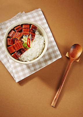 포토 JPG 스튜디오촬영 식기 음식 고추 밥 실내 어류 요리 사람없음 장식 하이앵글 숟가락 전통음식 직물 양념 장어 보양식 밥그릇 생강 조각보 장어구이 장어덮밥 플랫레이 국내포토 전통 그릇 뷰포인트 채소 수저 내부 수중동물 보자기_천 플랫 덮밥 생선요리 몸보신 파일형식