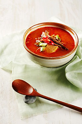 포토 JPG 스튜디오촬영 그릇 식기 한식 음식 실내 요리 사람없음 숟가락 전통음식 직물 국 보양식 조각보 육개장 국내포토 전통 수저 내부 보자기_천 몸보신 파일형식