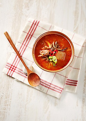 포토 JPG 스튜디오촬영 그릇 식기 한식 음식 실내 요리 사람없음 하이앵글 숟가락 전통음식 직물 국 보양식 조각보 육개장 플랫레이 국내포토 전통 뷰포인트 수저 내부 보자기_천 플랫 몸보신 파일형식