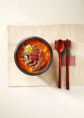 포토 JPG 스튜디오촬영 그릇 식기 한식 음식 젓가락 수저 실내 요리 사람없음 하이앵글 숟가락 전통음식 식탁보 직물 뚝배기 국 보양식 조각보 육개장 플랫레이 국내포토 전통 뷰포인트 내부 보자기_천 플랫 몸보신 파일형식