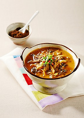 포토 JPG 스튜디오촬영 그릇 한식 실내 요리 사람없음 아웃포커스 숟가락 전통음식 보양식 조각보 시나몬가루 미꾸라지 추어탕 국내포토 전통 식기 음식 촬영기법 수저 내부 보자기_천 가루 탕 몸보신 시나몬 파일형식