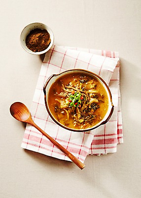 포토 JPG 스튜디오촬영 그릇 한식 실내 요리 사람없음 하이앵글 숟가락 전통음식 보양식 조각보 미꾸라지 추어탕 플랫레이 국내포토 전통 식기 음식 뷰포인트 수저 내부 보자기_천 플랫 탕 몸보신 파일형식