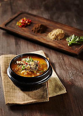 포토 JPG 스튜디오촬영 그릇 접시 한식 쟁반 실내 요리 사람없음 아웃포커스 전통음식 천 향신료 뚝배기 보양식 미꾸라지 추어탕 국내포토 전통 식기 음식 촬영기법 내부 직물 탕 몸보신 향미료 파일형식