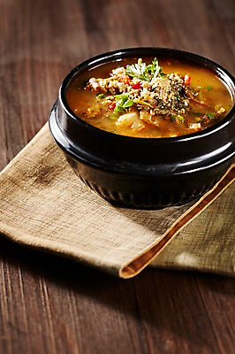 포토 JPG 스튜디오촬영 그릇 식기 한식 실내 요리 사람없음 전통음식 뚝배기 보양식 조각보 추어탕 국내포토 전통 음식 내부 보자기_천 탕 몸보신 파일형식