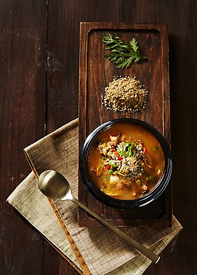 포토 JPG 스튜디오촬영 그릇 접시 한식 쟁반 실내 요리 사람없음 하이앵글 숟가락 전통음식 향신료 뚝배기 보양식 추어탕 플랫레이 국내포토 전통 식기 음식 뷰포인트 수저 내부 플랫 탕 몸보신 향미료 파일형식