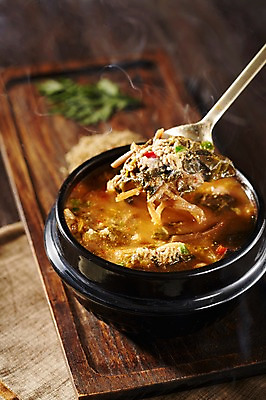 포토 JPG 스튜디오촬영 그릇 접시 한식 쟁반 실내 요리 사람없음 아웃포커스 숟가락 전통음식 받침대 뚝배기 보양식 추어탕 국내포토 전통 식기 음식 촬영기법 수저 내부 탕 몸보신 파일형식