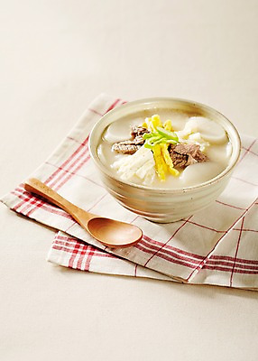 포토 JPG 스튜디오촬영 그릇 식기 명절 한식 음식 떡 실내 육류 요리 사람없음 계란 숟가락 전통음식 직물 국 떡국 파 명절음식 조각보 지단 국내포토 전통 기념일 채소 식재료 수저 내부 알 보자기_천 고명 파일형식