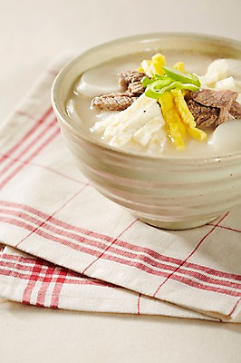 포토 전통 식기 기념일 한식 음식 채소 식재료 촬영기법 실내 내부 알 전통음식 보자기_천 고명 파일형식 그릇 떡국 계란 지단 육류 파 떡 국 아웃포커스 요리 스튜디오촬영 사람없음 JPG 직물 명절 조각보 명절음식 국내포토