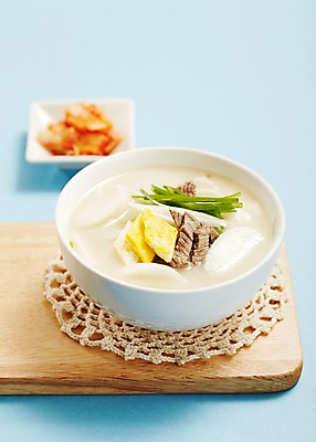 포토 JPG 스튜디오촬영 그릇 식기 명절 한식 음식 김치 떡 도마 실내 육류 요리 사람없음 아웃포커스 계란 전통음식 매트 받침대 국 떡국 파 명절음식 냄비받침 국내포토 전통 기념일 채소 식재료 주방용품 촬영기법 내부 알 파일형식