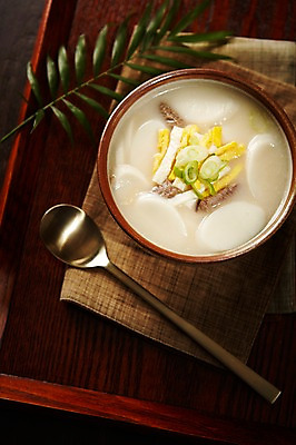 포토 JPG 스튜디오촬영 그릇 식기 명절 한식 음식 잎 떡 쟁반 실내 요리 사람없음 아웃포커스 장식 하이앵글 계란 숟가락 전통음식 매트 직물 국 떡국 파 명절음식 지단 플랫레이 국내포토 식물 전통 기념일 뷰포인트 채소 촬영기법 수저 내부 알 고명 플랫 파일형식