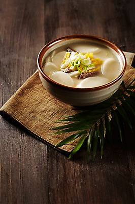 포토 JPG 스튜디오촬영 그릇 식기 명절 한식 음식 잎 떡 실내 요리 사람없음 장식 계란 전통음식 매트 받침대 국 떡국 파 명절음식 지단 국내포토 식물 전통 기념일 채소 내부 알 고명 파일형식