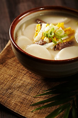 포토 JPG 스튜디오촬영 그릇 식기 명절 한식 음식 잎 떡 실내 요리 근접촬영 사람없음 아웃포커스 장식 계란 전통음식 매트 받침대 국 떡국 파 명절음식 지단 국내포토 식물 전통 기념일 뷰포인트 채소 촬영기법 내부 알 고명 파일형식