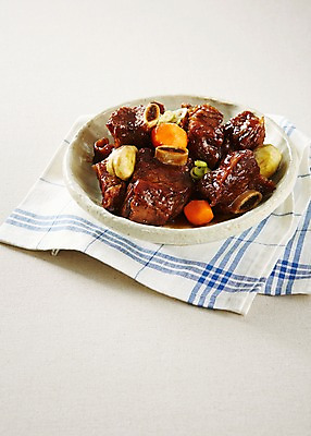 포토 JPG 스튜디오촬영 그릇 식기 접시 한식 실내 육류 요리 사람없음 전통음식 식탁보 직물 갈비 보양식 명절음식 갈비찜 국내포토 전통 음식 식재료 내부 찜 몸보신 파일형식