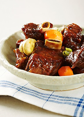 포토 JPG 스튜디오촬영 그릇 식기 접시 한식 실내 육류 요리 근접촬영 사람없음 아웃포커스 전통음식 식탁보 직물 갈비 보양식 명절음식 갈비찜 국내포토 전통 음식 뷰포인트 식재료 촬영기법 내부 찜 몸보신 파일형식