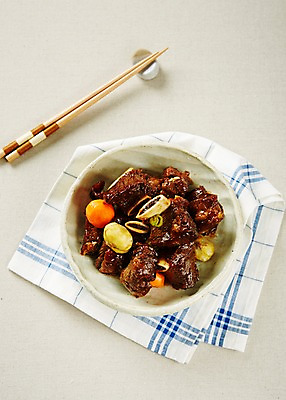 포토 JPG 스튜디오촬영 그릇 식기 접시 한식 젓가락 실내 육류 요리 사람없음 하이앵글 전통음식 식탁보 갈비 보양식 명절음식 갈비찜 플랫레이 국내포토 전통 음식 뷰포인트 식재료 수저 내부 플랫 찜 몸보신 파일형식