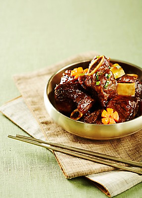 포토 JPG 스튜디오촬영 그릇 식기 접시 한식 젓가락 실내 육류 요리 사람없음 아웃포커스 전통음식 천 갈비 보양식 명절음식 갈비찜 국내포토 전통 음식 식재료 촬영기법 수저 내부 직물 찜 몸보신 파일형식