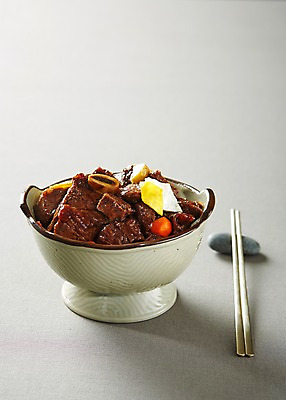 포토 JPG 스튜디오촬영 그릇 식기 한식 젓가락 실내 육류 요리 사람없음 아웃포커스 전통음식 갈비 보양식 명절음식 갈비찜 국내포토 전통 음식 식재료 촬영기법 수저 내부 찜 몸보신 파일형식