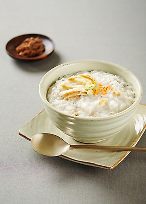 포토 JPG 스튜디오촬영 그릇 식기 접시 한식 실내 사람없음 아웃포커스 숟가락 전통음식 보양식 전복 장조림 전복죽 국내포토 전통 음식 어패류 촬영기법 수저 내부 죽 조림 몸보신 파일형식