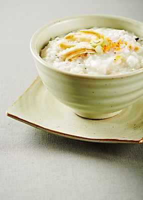 포토 JPG 스튜디오촬영 그릇 식기 접시 한식 음식 실내 요리 사람없음 전통음식 받침대 죽 보양식 전복 전복죽 국내포토 전통 어패류 내부 몸보신 파일형식