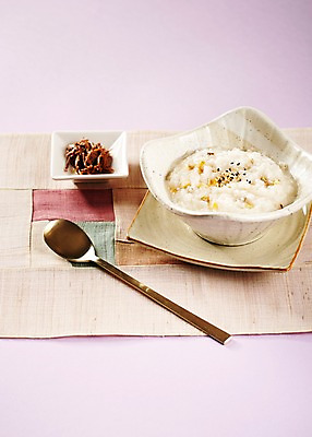 포토 JPG 스튜디오촬영 그릇 식기 접시 한식 반찬 실내 요리 사람없음 숟가락 전통음식 식탁보 보양식 전복 조각보 장조림 전복죽 분홍색배경 국내포토 전통 음식 분홍색 백그라운드 어패류 수저 내부 보자기_천 죽 조림 몸보신 파일형식