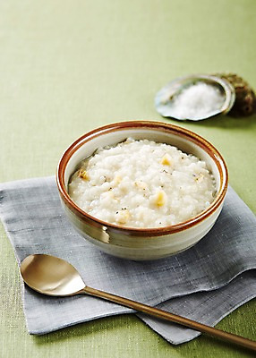 포토 JPG 스튜디오촬영 그릇 식기 한식 음식 실내 요리 사람없음 아웃포커스 숟가락 전통음식 직물 죽 보양식 전복 조각보 전복죽 국내포토 전통 어패류 촬영기법 수저 내부 보자기_천 몸보신 파일형식