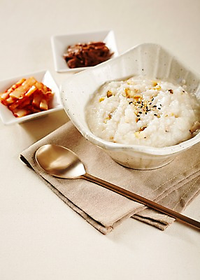 포토 JPG 스튜디오촬영 그릇 식기 한식 음식 반찬 김치 실내 요리 사람없음 아웃포커스 숟가락 전통음식 종지 죽 보양식 전복 장조림 전복죽 국내포토 전통 어패류 촬영기법 수저 내부 조림 몸보신 파일형식