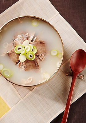 포토 JPG 스튜디오촬영 그릇 식기 한식 음식 실내 육류 요리 사람없음 하이앵글 숟가락 전통음식 보양식 파 조각보 설렁탕 플랫레이 국내포토 전통 뷰포인트 채소 식재료 수저 내부 보자기_천 플랫 탕 몸보신 파일형식