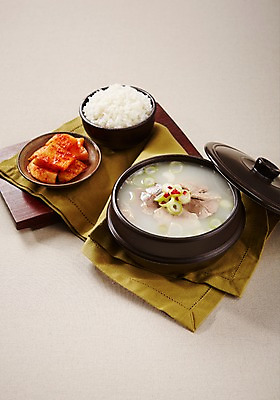 포토 JPG 스튜디오촬영 그릇 식기 한식 음식 밥 반찬 김치 실내 요리 사람없음 전통음식 뚜껑 깍두기 뚝배기 탕 국 종지 보양식 조각보 설렁탕 국내포토 전통 내부 보자기_천 몸보신 파일형식