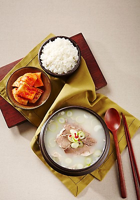 포토 JPG 스튜디오촬영 그릇 식기 한식 음식 젓가락 밥 반찬 김치 수저 실내 요리 사람없음 하이앵글 숟가락 전통음식 깍두기 천 뚝배기 탕 종지 보양식 조각보 설렁탕 플랫레이 국내포토 전통 뷰포인트 내부 직물 보자기_천 플랫 몸보신 파일형식