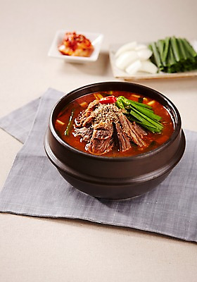 포토 JPG 스튜디오촬영 그릇 식기 한식 음식 양파 김치 실내 육류 요리 사람없음 아웃포커스 전통음식 뚝배기 종지 보양식 파 조각보 개고기 사철탕 국내포토 전통 채소 식재료 촬영기법 내부 보자기_천 탕 몸보신 파일형식