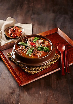 포토 JPG 스튜디오촬영 접시 한식 음식 젓가락 반찬 김치 쟁반 수저 실내 요리 사람없음 아웃포커스 숟가락 전통음식 상차림 받침대 뚝배기 보양식 냄비받침 개고기 사철탕 국내포토 전통 식기 촬영기법 육류 내부 탕 몸보신 파일형식