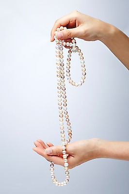 포토 JPG 스튜디오촬영 손 백그라운드 목걸이 장신구 실내 한명 들기 사람 신체부위 양손 보석 진주 진주목걸이 국내포토 1 모션 내부 광석 진주_보석 파일형식