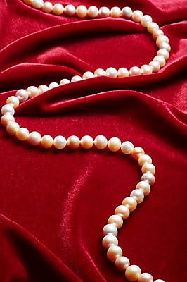포토 JPG 스튜디오촬영 백그라운드 목걸이 장신구 실내 사람없음 보석 천 오브젝트 진주 진주목걸이 국내포토 내부 직물 광석 진주_보석 파일형식
