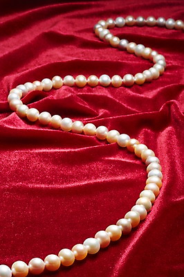 포토 JPG 스튜디오촬영 백그라운드 목걸이 장신구 실내 사람없음 아웃포커스 보석 천 오브젝트 진주 진주목걸이 국내포토 촬영기법 내부 직물 광석 진주_보석 파일형식