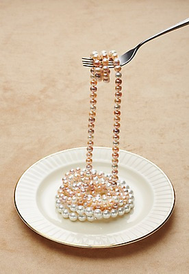 포토 JPG 스튜디오촬영 식기 접시 백그라운드 포크 목걸이 장신구 실내 사람없음 보석 오브젝트 진주 진주목걸이 국내포토 내부 광석 진주_보석 파일형식