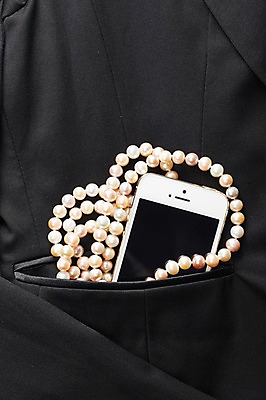 포토 JPG 스튜디오촬영 옷 백그라운드 목걸이 장신구 무선통신 실내 사람없음 스마트폰 핸드폰 재킷 주머니 보석 오브젝트 진주 진주목걸이 국내포토 통신 내부 전자제품 스마트기기 외투 광석 진주_보석 파일형식