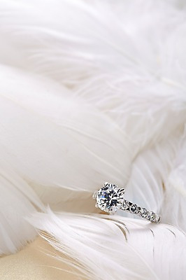 포토 JPG 스튜디오촬영 백그라운드 장신구 털 실내 근접촬영 사람없음 아웃포커스 반지 광석 보석 깃털 오브젝트 다이아몬드 다이아몬드반지 국내포토 뷰포인트 촬영기법 내부 파일형식