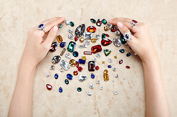 포토 JPG 스튜디오촬영 손 백그라운드 장신구 실내 한명 사람 신체부위 양손 반지 광석 보석 오브젝트 담기 에메랄드 다이아몬드 루비 사파이어 국내포토 1 모션 내부 파일형식