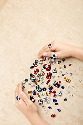 포토 JPG 스튜디오촬영 손 백그라운드 장신구 실내 한명 사람 신체부위 양손 반지 광석 보석 오브젝트 담기 에메랄드 다이아몬드 루비 사파이어 국내포토 1 모션 내부 파일형식