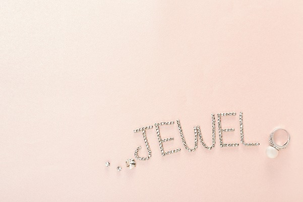 포토 JPG 스튜디오촬영 알파벳 영어 백그라운드 장신구 실내 사람없음 단어 반지 광석 보석 오브젝트 다이아몬드 진주반지 국내포토 문자 내부 진주_보석 파일형식